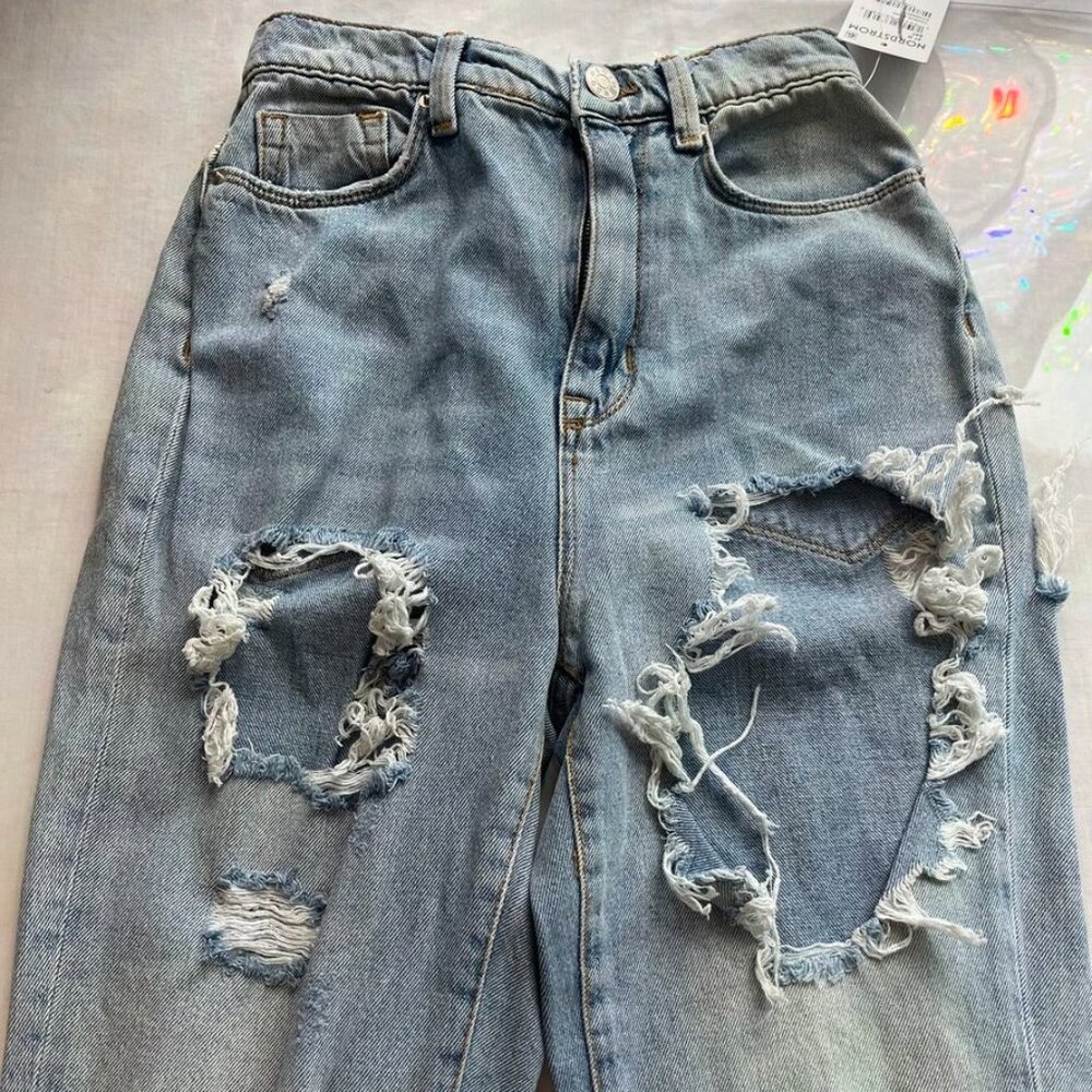 NEW BDG Urban Outfitters Mom High Rise Distressed Jeans 24 Light Wash - Picture 10 of 13